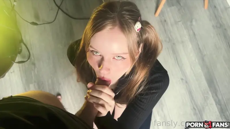 Yuiwoo Blows Cock On Her Knees